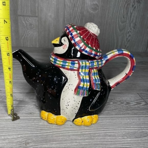 Julie Ueland penguin Christmas tea pot with scarf - Picture 7 of 7